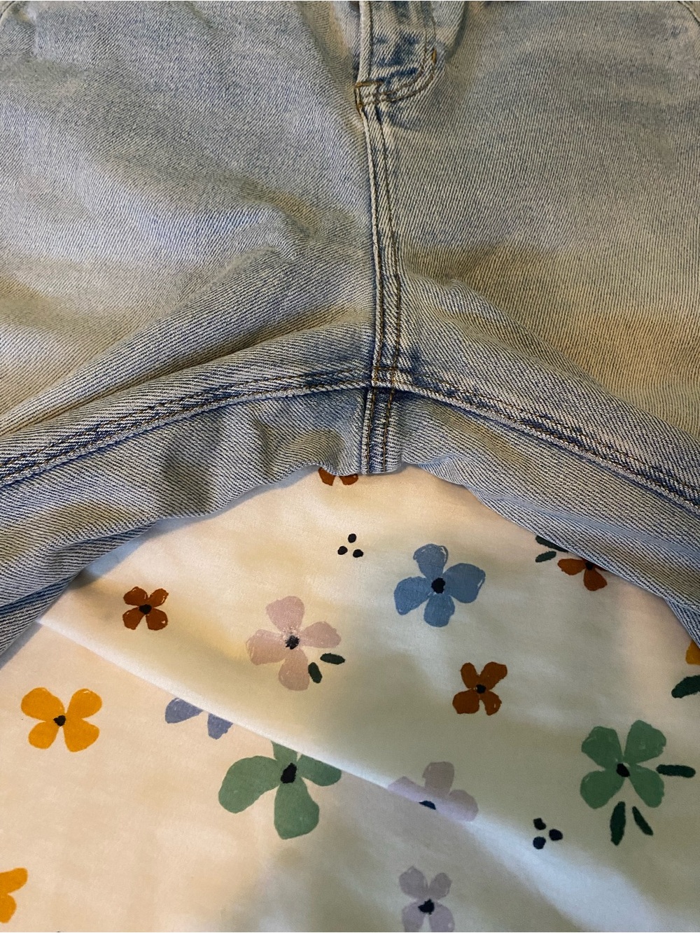 American Eagle light wash stretch curvy mom jeans - Picture 4 of 16